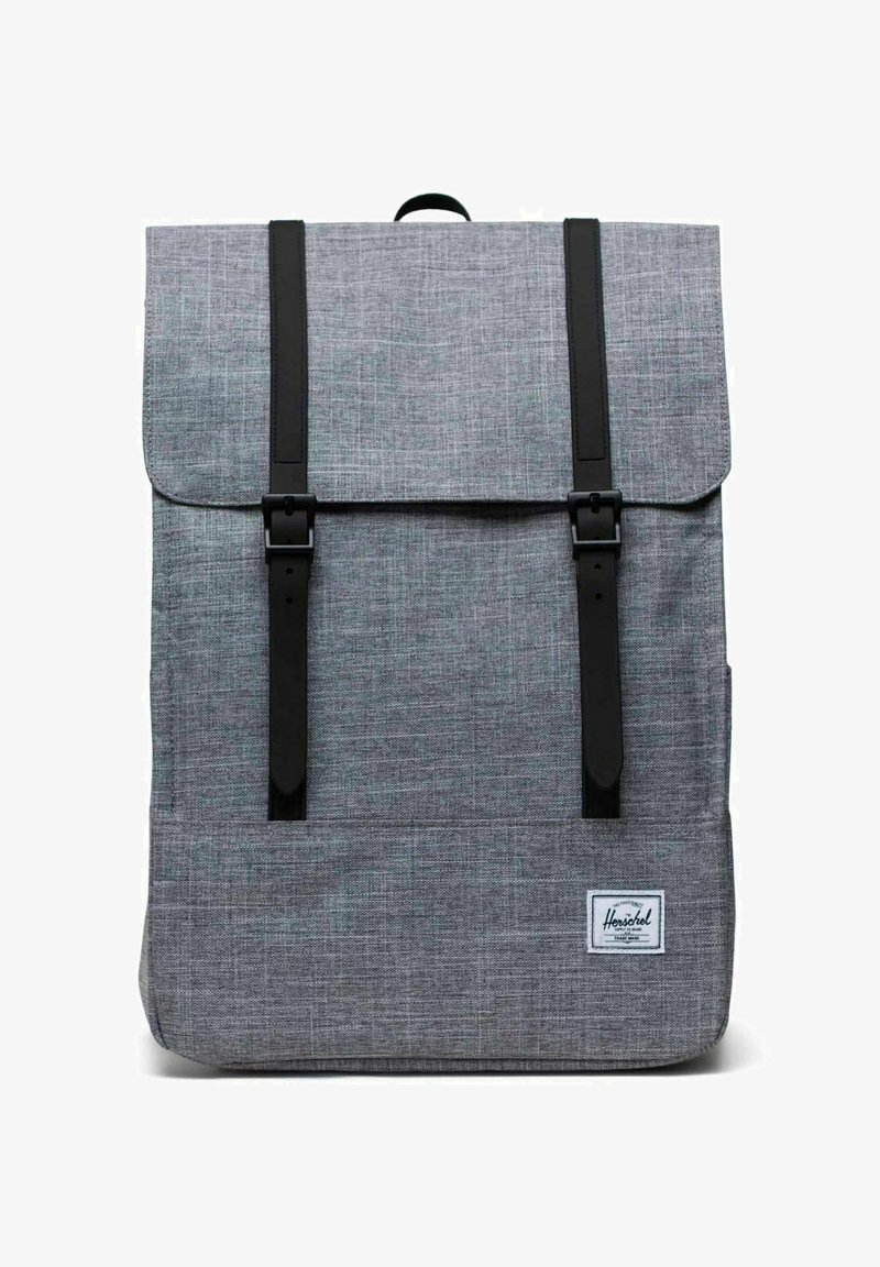 Zaino in tessuto grigio strutturato con fibbie nere e una piccola etichetta con il logo bianco Herschel nell'angolo in basso a destra.