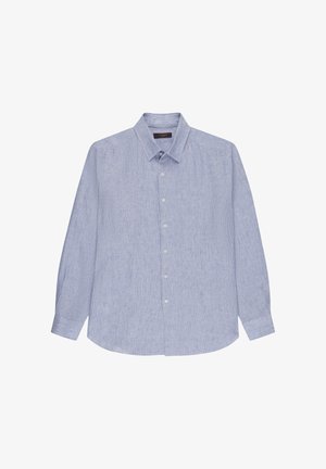 Hellblaues, langärmeliges Hemd mit feinen Nadelstreifen, Knopfleiste, Kragen und Manschetten, flach auf weißem Hintergrund ausgelegt.