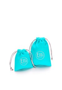 Türkise Kordelzugtaschen aus Stoff mit einem silbernen Logo. Eine ist größer und rund, die andere kleiner, beide mit glänzenden Kordeln.