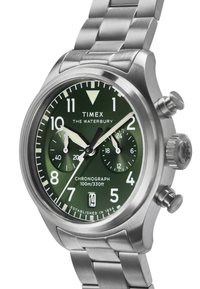 Kovinska kronografska ura ima temno zelene številčnice, bele oznake ur in srebrne detajle. Vključuje prikaz datuma in teksturirane gumbe.