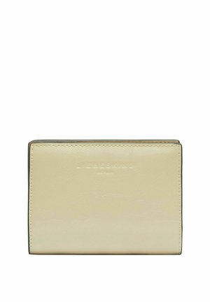 Portefeuille en cuir couleur crème avec le nom de la marque subtilement embossé, centré sur le devant, sur fond blanc.