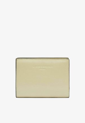 Portefeuille en cuir couleur crème avec le nom de la marque subtilement embossé, centré sur le devant, sur fond blanc.
