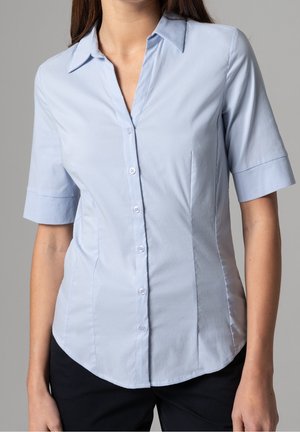Lichtblauw kortmouwen shirt met een puntige kraag, knoopsluiting aan de voorkant en een gebogen zoom. Gemaakt van een gladde stof met een getailleerde pasvorm.