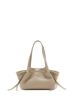 Bolso tote de cuero beige con asas dobles, detalles laterales con cordón ajustable y una estructura suave y ligeramente caída.