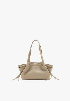 Bolso tote de cuero beige con asas dobles, detalles laterales con cordón ajustable y una estructura suave y ligeramente caída.