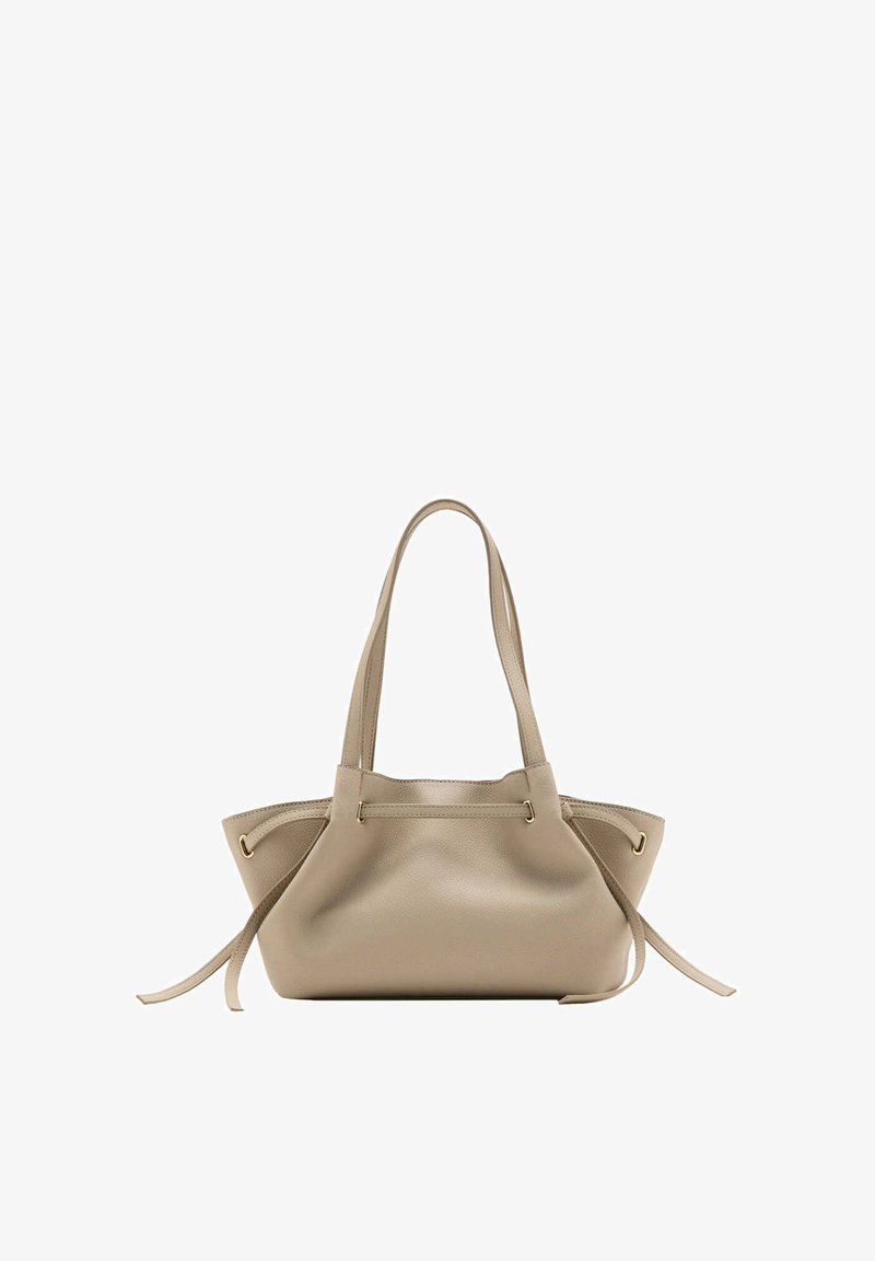 Sac cabas en cuir beige avec double poignée, détails à cordon latéral et une structure souple légèrement flasque.