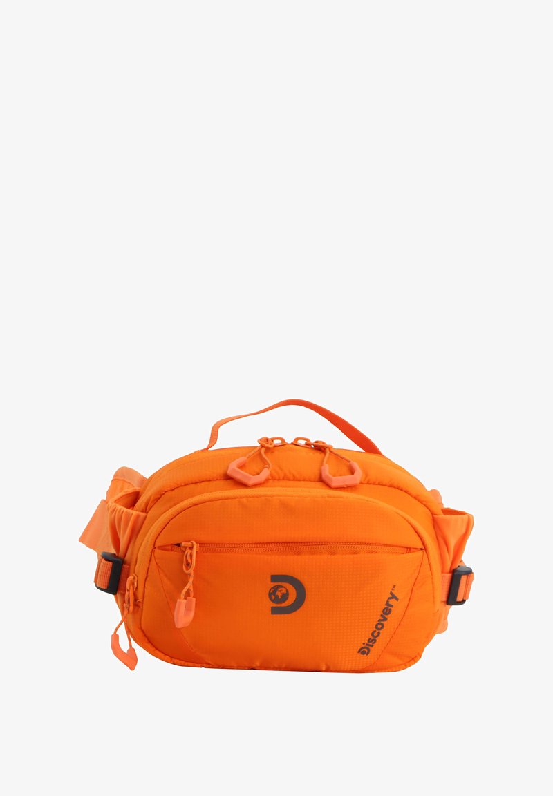 Riñonera naranja con múltiples compartimentos con cremallera, correa ajustable y asa superior. Presenta un tejido texturizado y acentos de hardware en contraste.