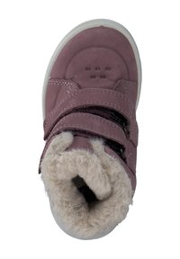 Scarpa in suede viola con due cinturini a velcro, morbida fodera in pelliccia al colletto e suola in gomma bianca, che mette in mostra un design a punta arrotondata.