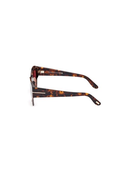 Lunettes de soleil en écaille de tortue avec des montures épaisses et brillantes, des branches angulaires et des verres teintés foncés. Pr�ésente des accents métalliques discrets sur les côtés des tempes.