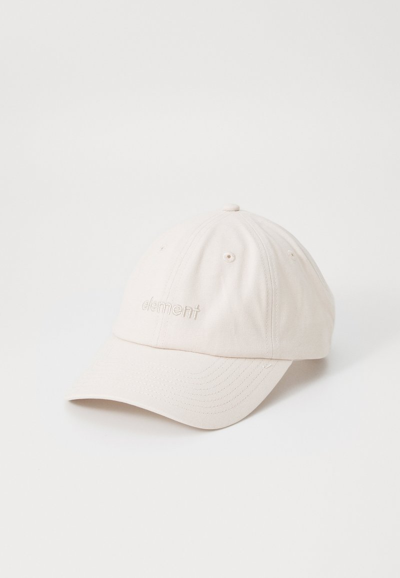 Gorra de béisbol de algodón beige con visera curva, logotipo de la marca bordado, orificios de ventilación y correa ajustable en la parte posterior.