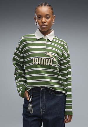 Puma, ESSENTIALS ELEVATED NO.1 LOGO OVERSIZED RUGBY POLO - Poloshirts - earthy green-striped