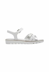 Hvide syntetiske sandaler med sølvaccent, der har et design med krydsremme, justerbar ankelrem og struktureret sål for bedre greb.