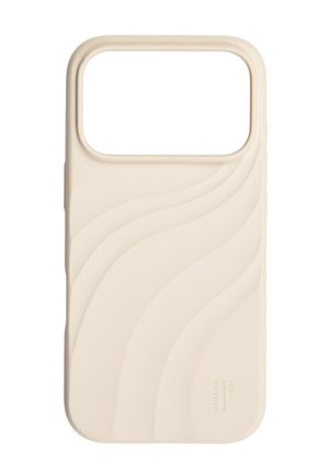 Beige telefoncover med bølgeagtigt tekstureret design og stort rektangulært kameraudskæring, mærket Ideal of Sweden med lille tekst.
