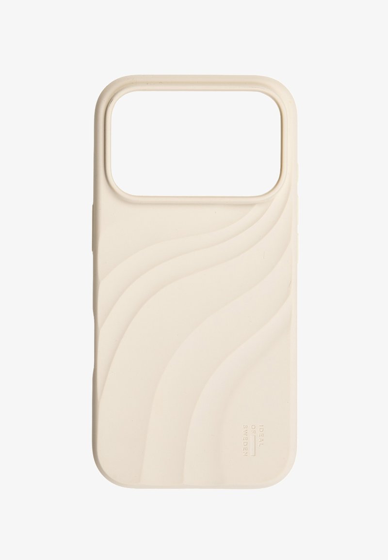Coque de téléphone beige avec un design texturé en forme de vague et une grande découpe rectangulaire pour l'appareil photo, marquée Ideal of Sweden en petit texte.