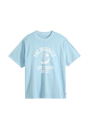 Lichtblauw T-shirt met korte mouwen met witte tekst "THE ORIGINALS LEVI STRAUSS AND CO." en een afbeelding van een persoon die voor een cirkelvormige achtergrond loopt.
