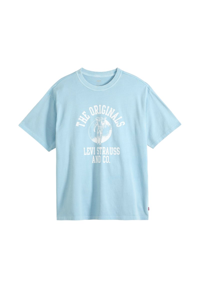 Camiseta de manga corta azul claro con texto blanco "THE ORIGINALS LEVI STRAUSS AND CO." y un gráfico de una persona caminando frente a un fondo circular.