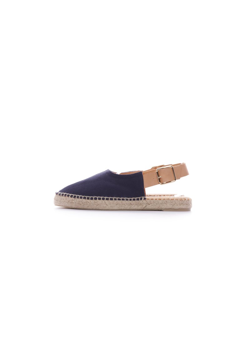 Espadrilles de lona azul marino con punta abierta, correa ajustable color tan y suela de yute tejido. Textura suave y diseño minimalista.