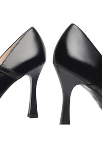 Scarpe nere in pelle con tacco alto, caratterizzate da una punta affilata, design curvato, sottile tacco a stiletto e una texture liscia con dettagli minimalisti.
