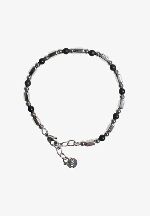Braccialetto di perline con metallo lucido color argento e perline nere opache, collegati da una chiusura e un ciondolo. Forme circolari e allungate.