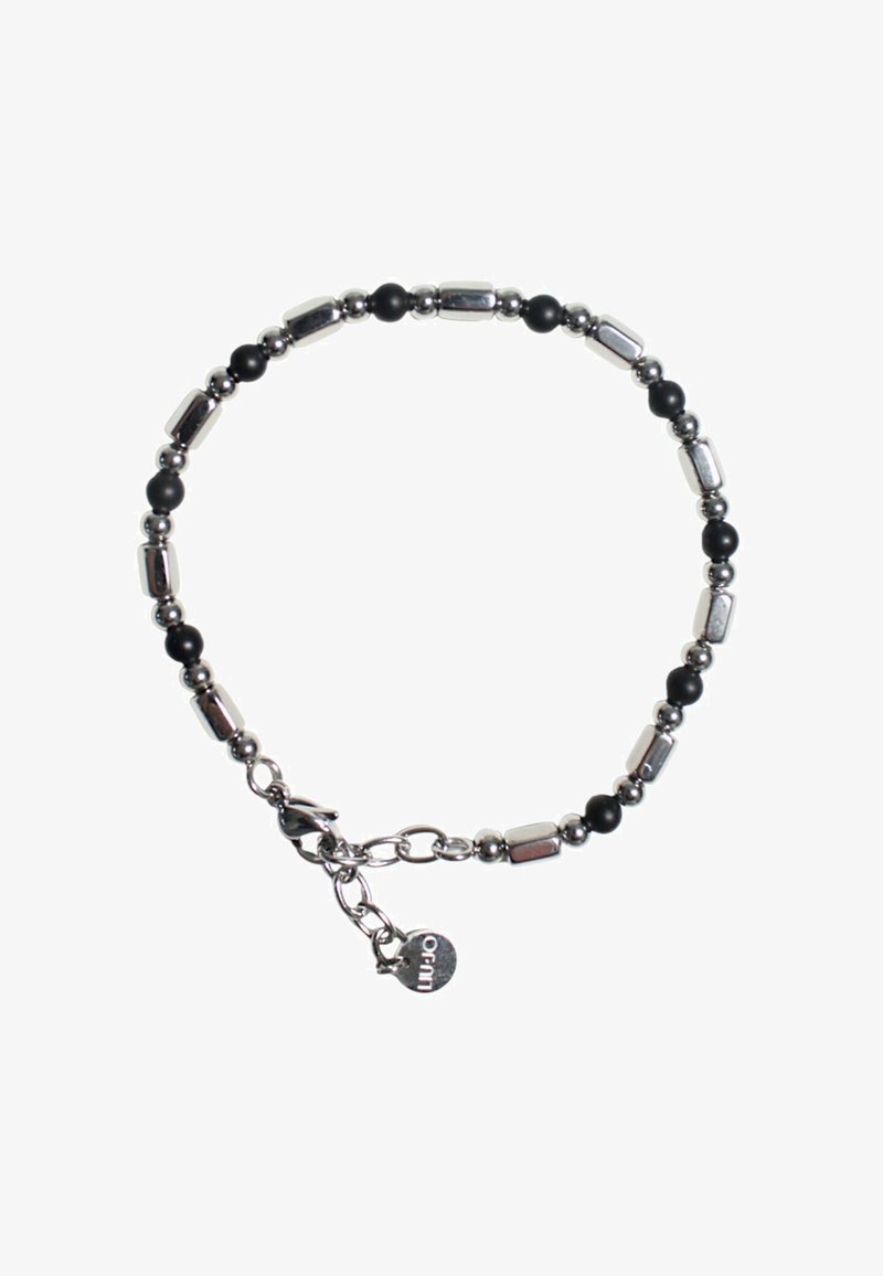 Braccialetto di perline con metallo lucido color argento e perline nere opache, collegati da una chiusura e un ciondolo. Forme circolari e allungate.