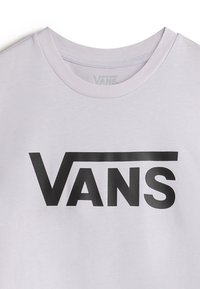 Hvid bomulds t-shirt med korte ærmer har et stort sort "VANS" logo på brystet. Rund hals med ribbet krave.
