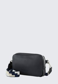 Borsa a tracolla in pelle nera con finitura testurizzata, zip argento e una tracolla regolabile a fantasia nei toni blu navy e crema.