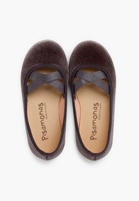 Ballet flats in velluto marrone scuro con cinturini di raso incrociati, punta arrotondata e soletta imbottita con il marchio "Pisamonas" sul plantare.