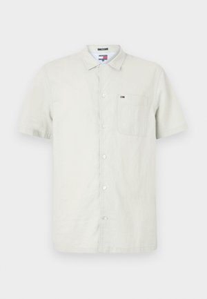 Helles graues Kurzarmhemd aus weichem Stoff, mit einer durchgängigen Knopfleiste, Kragen und einer einzelnen Brusttasche mit Logodetail.