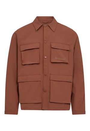 Braune Button-Up-Jacke aus leichtem Material mit zwei großen Brusttaschen und zwei unteren Taschen, mit spitzem Kragen und Markenlogo.