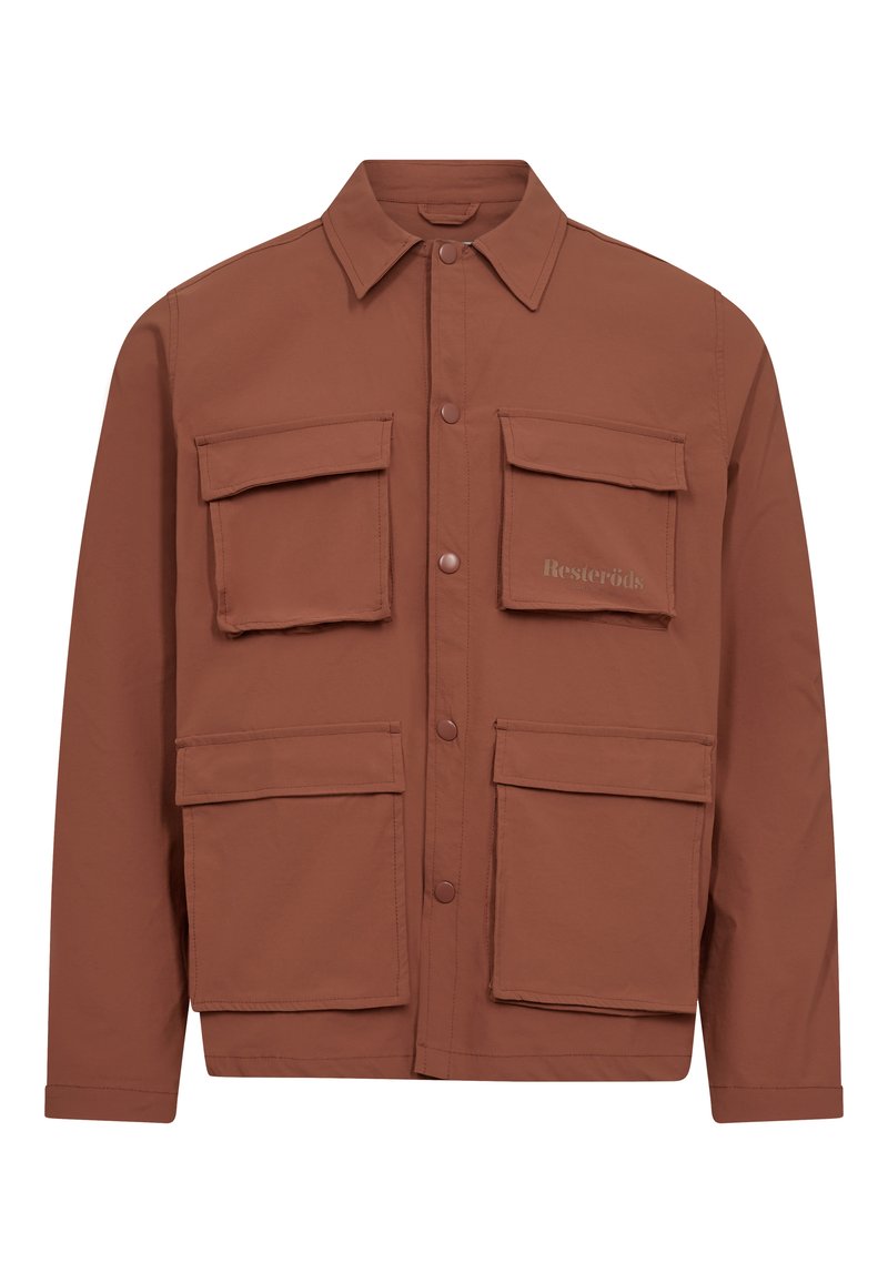Chaqueta marrón de botonadura hecha de una tela ligera, con dos grandes bolsillos en el pecho y dos bolsillos inferiores, que presenta un collar puntiagudo y el logo de la marca.