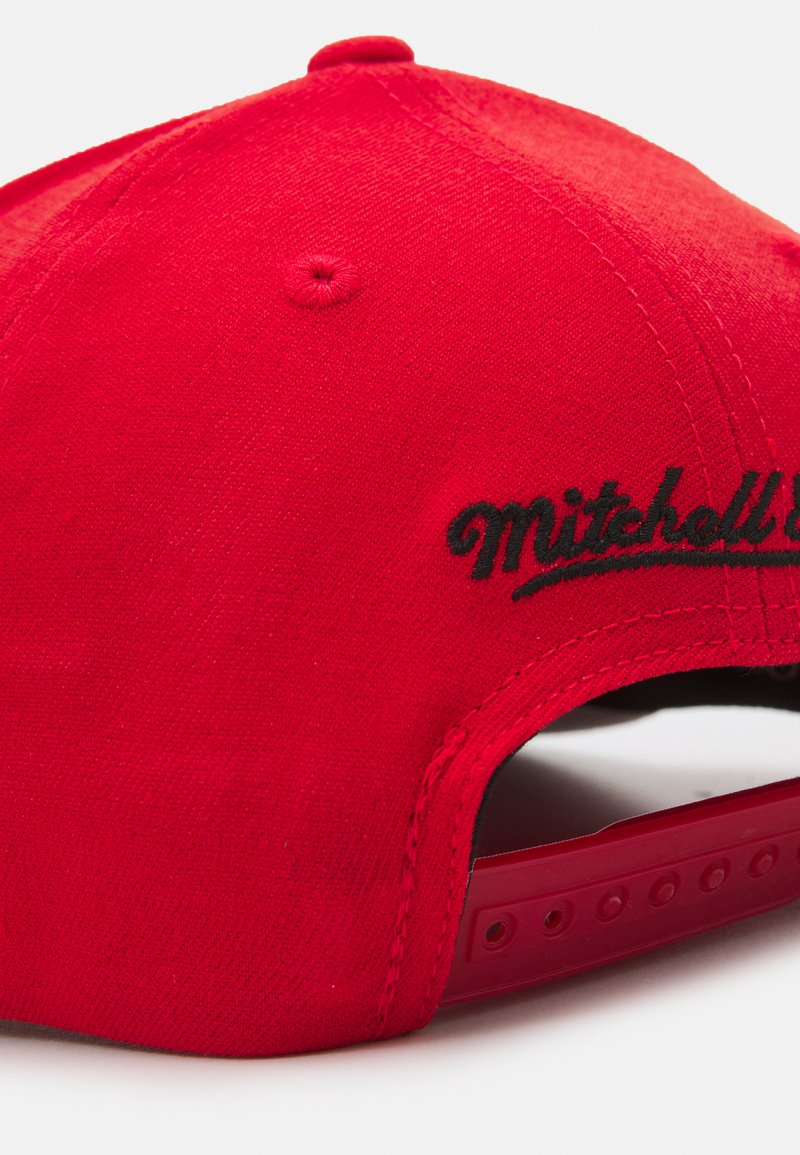 Herren Caps, Mützen & Hüte | Mitchell & Ness NBA CHICAGO BULLS 2 TONE STRETCH SNAPBACK Cap red/black/rot - BJ59267 Herren Caps, Mützen & Hüte | Mitchell & Ness NBA CHICAGO BULLS 2 TONE STRETCH SNAPBACK Cap red/black/rot - BJ59267