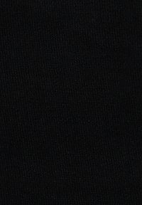 Czarna tkanina o gładkiej teksturze, z jednolitym, równym wzorem dzianiny. Brak widocznych wzorów lub dekoracji.