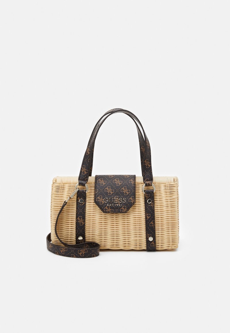 Sac en paille tressée avec des accents en cuir noir, doté d'un rabat à motifs et de deux poignées. Inclut une bandoulière réglable.