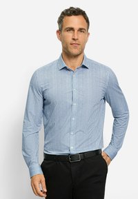 Blau-weiße gestreifte Langarmbluse mit Button-Down-Kragen, mit figurbetontem Schnitt und weicher Textur. Kombiniert mit einem schwarzen Gürtel und einer Hose.