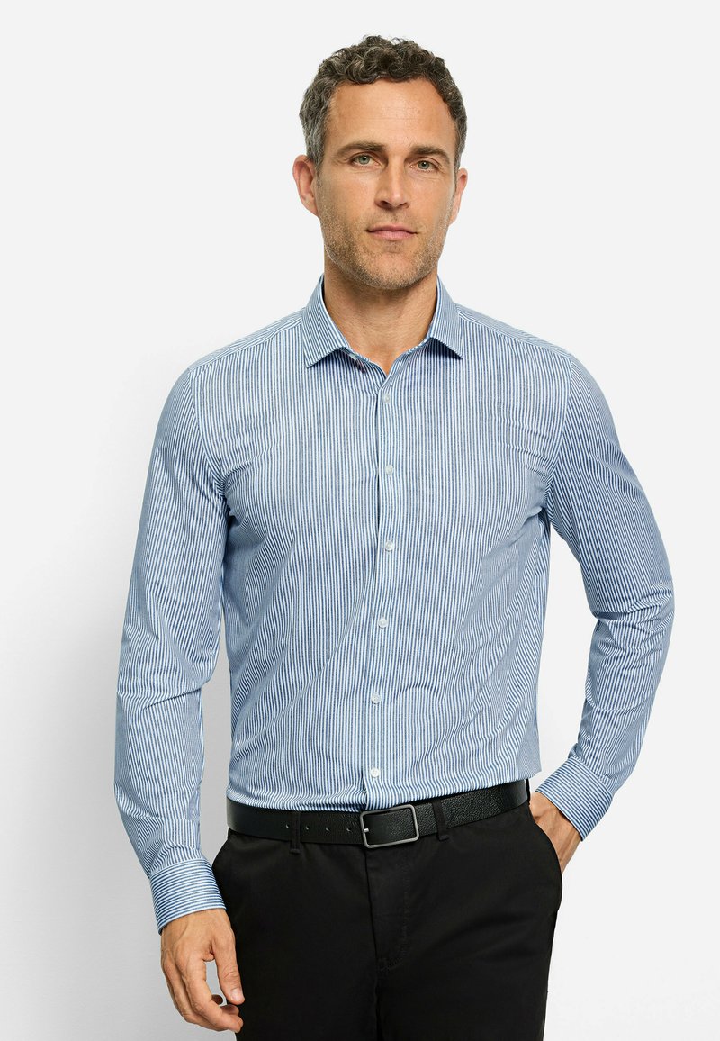 Blau-weiße gestreifte Langarmbluse mit Button-Down-Kragen, mit figurbetontem Schnitt und weicher Textur. Kombiniert mit einem schwarzen Gürtel und einer Hose.