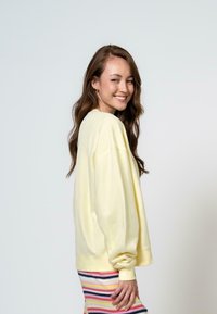 OH APRIL Pusa - lemon