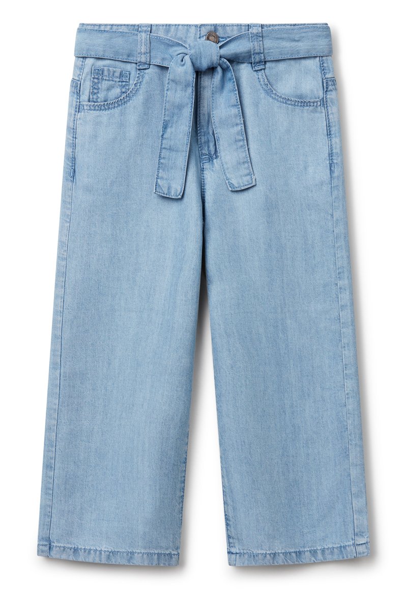 Pantalones de mezclilla de corte amplio en un azul claro, con una cinturilla atada, que presentan bolsillos frontales y dobladillos limpios, confeccionados en una suave tela texturizada.