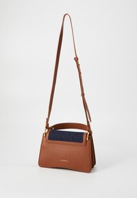 Brun læder crossbody taske med en marineblå stofdetalje. Har en struktureret form, justerbar rem og guldfarvede detaljer.