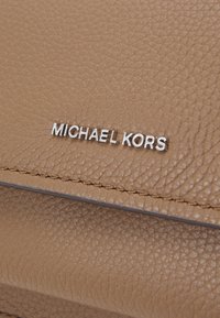 MICHAEL Michael Kors CLAIRE SHOULDER - Skulderveske - driftwood