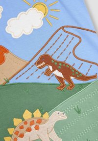 Izvezeni materijal koji prikazuje dva dinosaura: smeđi T-Rex s zelenim mrljama i svijetli dinosaur s narančastim i žutim bodljama. Pozadina s plavim nebom.