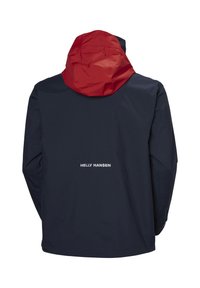 Marineblauwe waterdichte jas met een rode capuchon, met een logo op de achterkant. Gemaakt van soepel materiaal, heeft het een ontspannen pasvorm en geen zichtbare sluitingen.