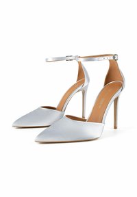 Silberne Satin-Pumps mit spitzem Zehenbereich, Knöchelriemen und Stiletto-Absatz. Glatte Textur und minimalistisches Design.