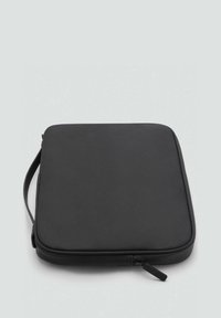 Zwarte laptoptas met een strak design, gemaakt van soepel materiaal, met een ritssluiting en een zijhandvat voor gemakkelijk dragen.