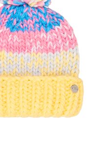Gorro de lana multicolor con rayas rosas, azules, amarillas y blancas. Incluye un puño acanalado amarillo y un pequeño logotipo metálico.