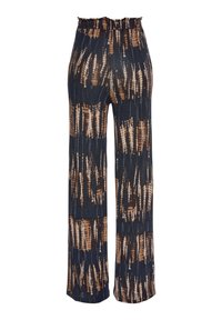 Pantalones de pierna ancha hechos de una tela suave con un patrón de tie-dye en azul y marrón. Cintura elástica con detalles fruncidos en la parte superior.