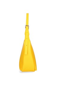 Borsa a tracolla gialla in pelle con forma strutturata, una singola tracolla regolabile e superficie texturizzata. Presenta un design elegante e un'estetica minimalista.