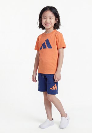 adidas Performance ESSENTIALS UNISEX SET - Αθλητικό σορτς - dusky orange/dark blue