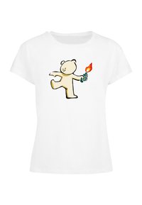 T-shirt en coton blanc avec un ours en dessin animé tenant une bouteille de feu d'artifice allumée, avec des contours noirs et des accents de couleur minimalistes.
