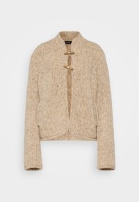 Beige ullblandad jacka med en texturerad yta, kortad design, rund halsringning och träspännen. Har två framfickor.