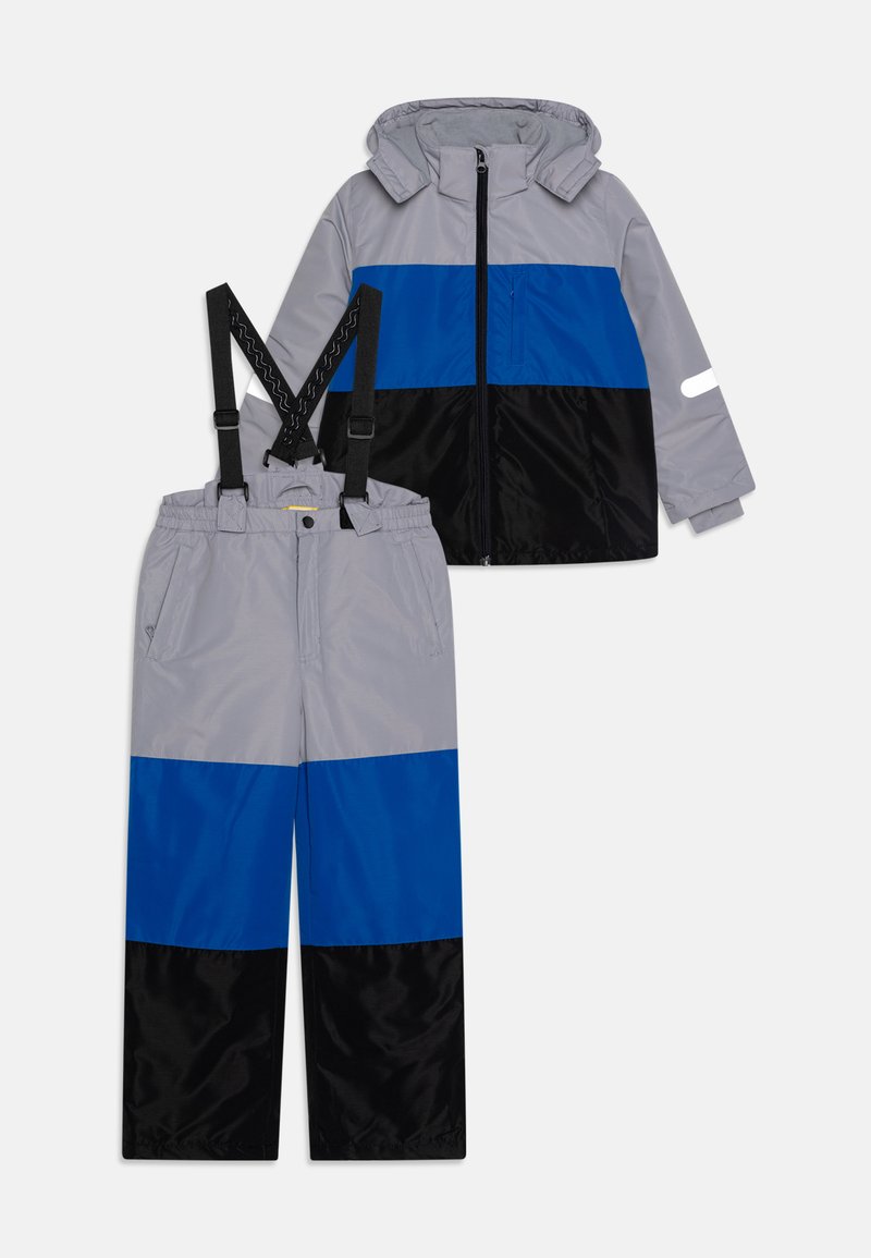 Ensemble veste et pantalon résistant à l'eau en gris, bleu et noir. Veste avec capuche, fermeture éclair à l'avant et détails réfléchissants ; pantalon avec bretelles ajustables.